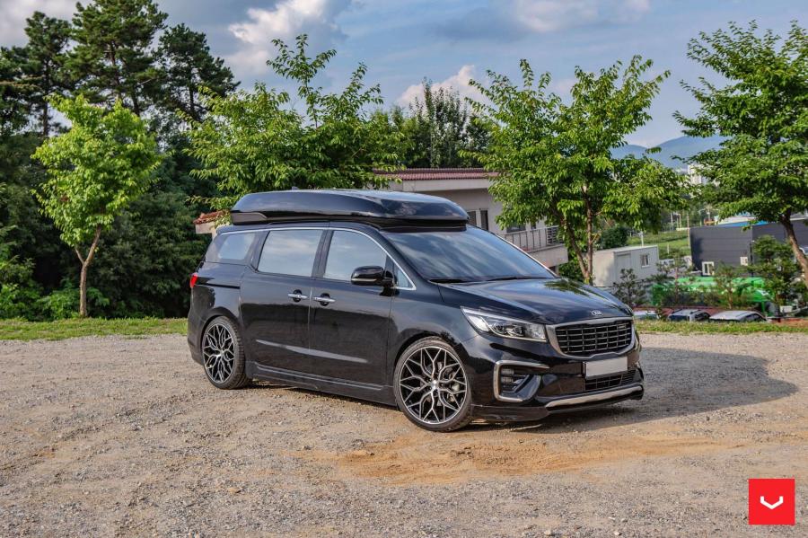  Kia Grand Sedona on Vossen Wheels (HF-2) 2019 года  (фото 4 из 10)